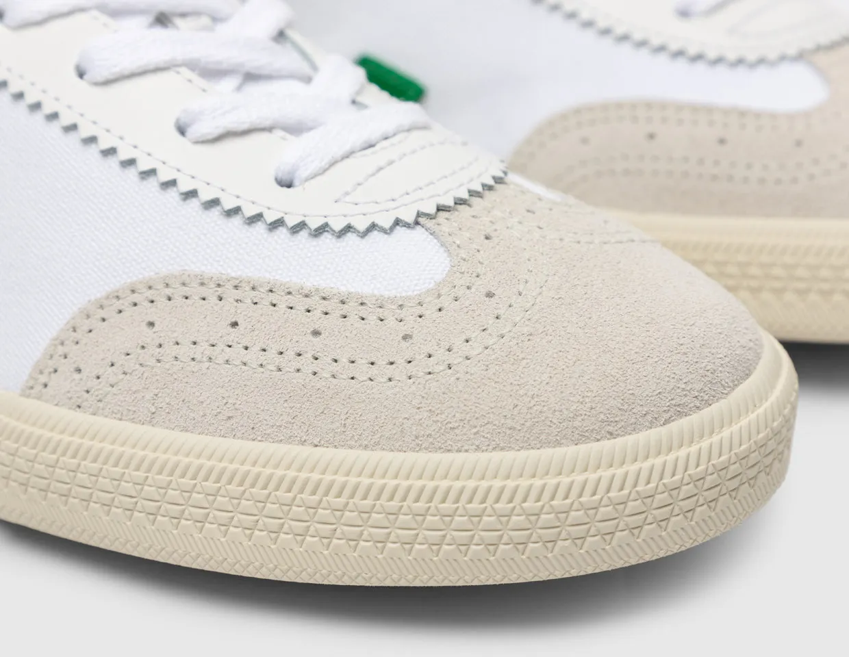 VEJA Volley White / Emerald